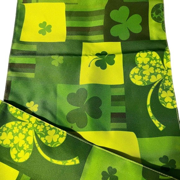 St.Patrick'S Day Table Runner 91 X 12 1/2 Inches Green & Lime Green Shamrocks - Picture 5 of 7